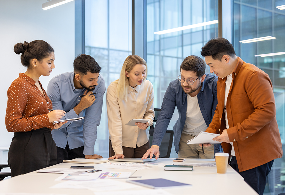 950x650 - Team working together